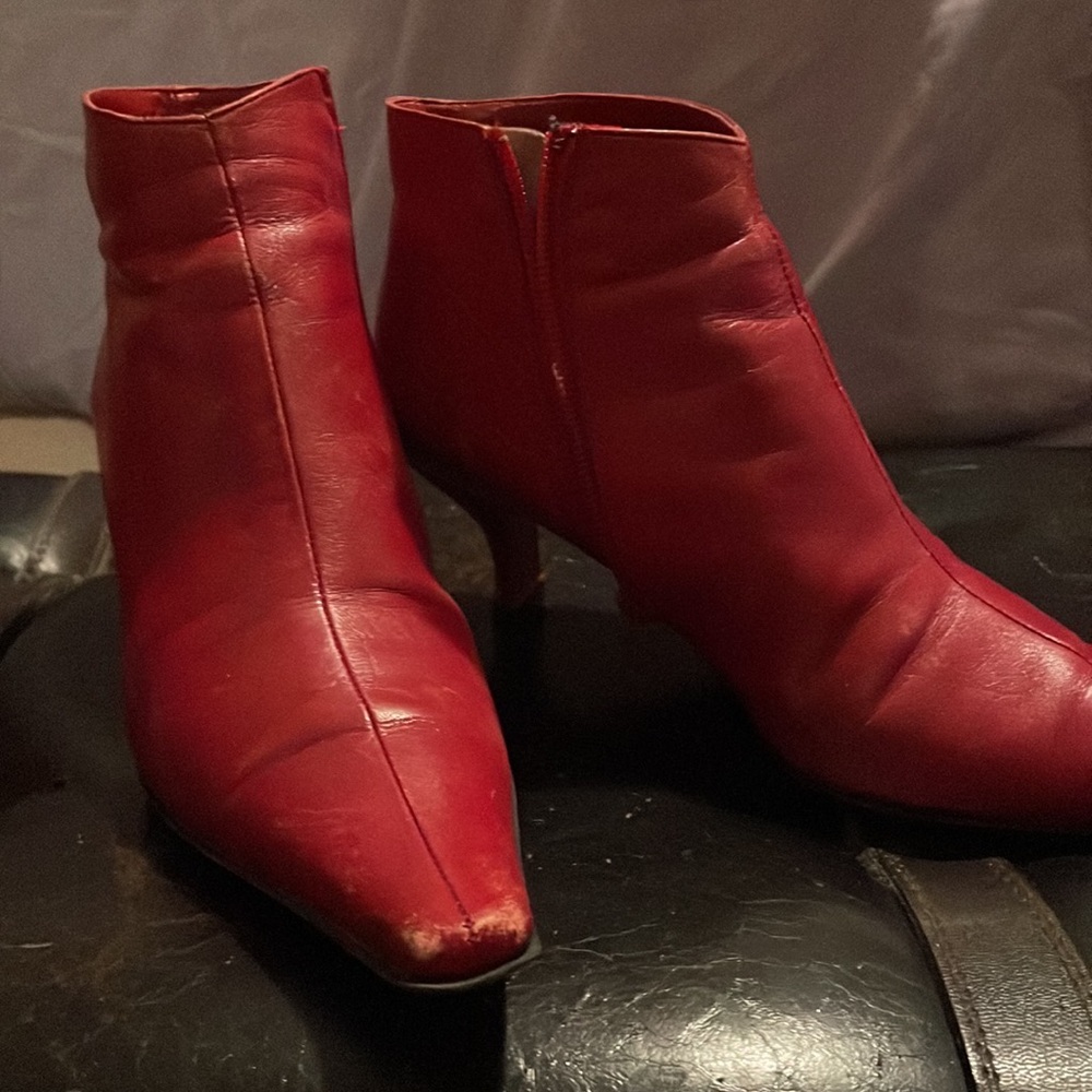 Red 7.5 Kenneth Cole New York half boot.